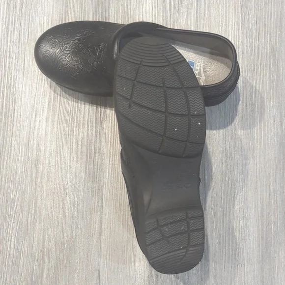 Dansko Black Floral Tooled Leather Clogs 38 - Picture 4 of 5